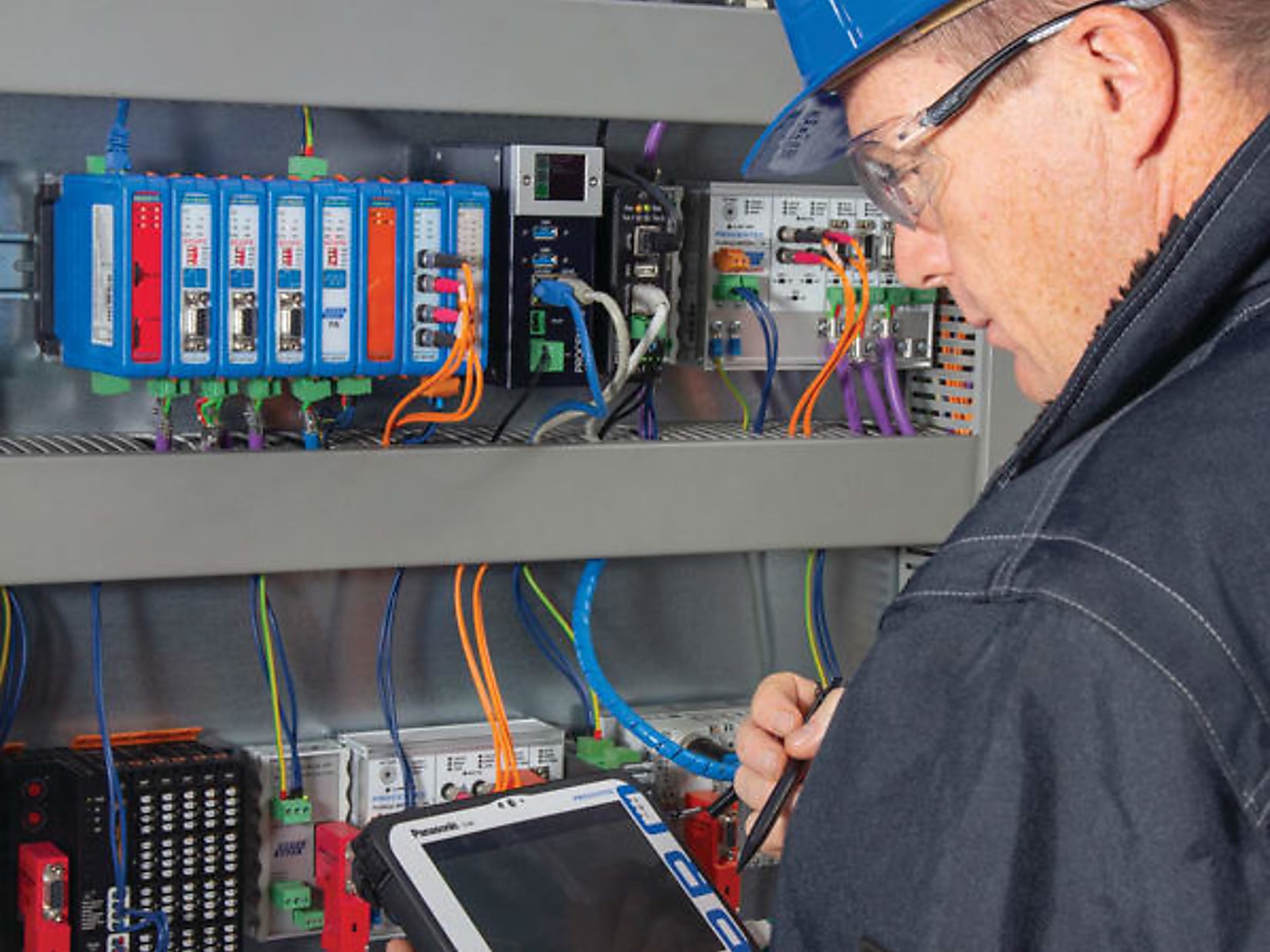 Procentec_engineer_in_the_field_4-3