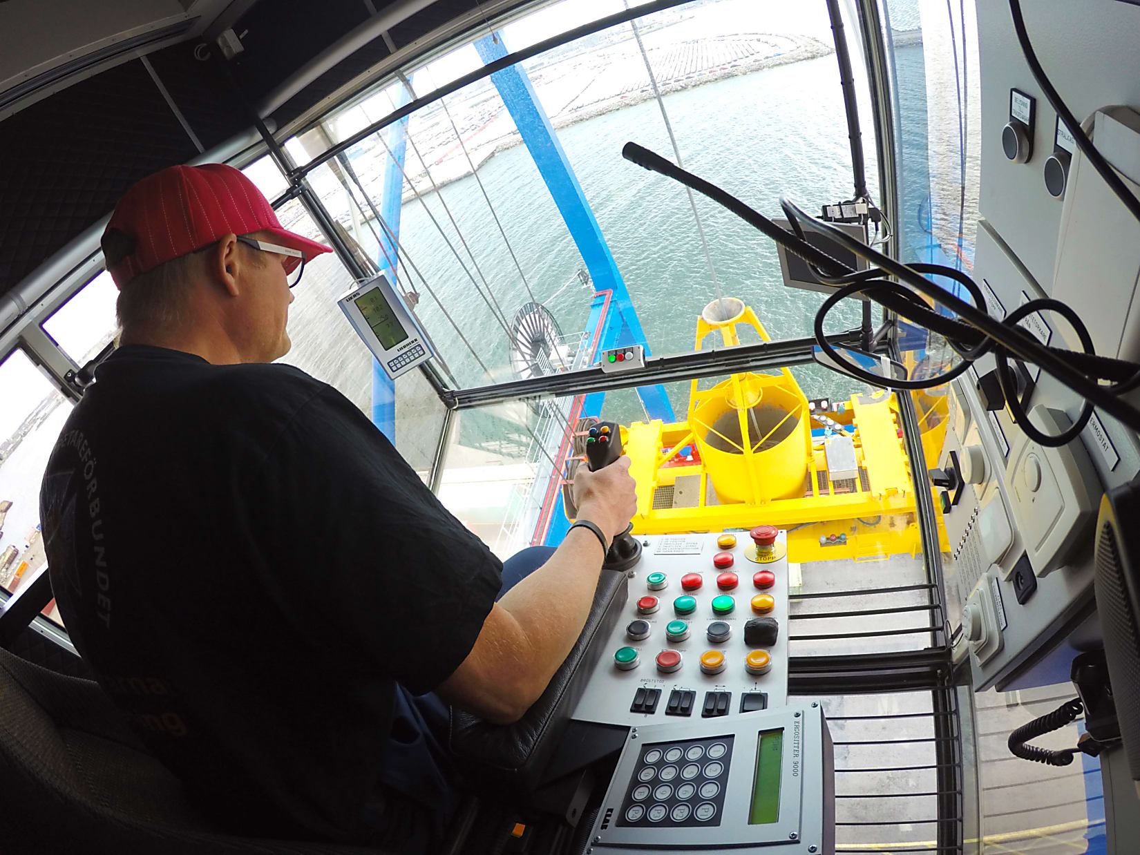 Harbor_worker_with_joystick