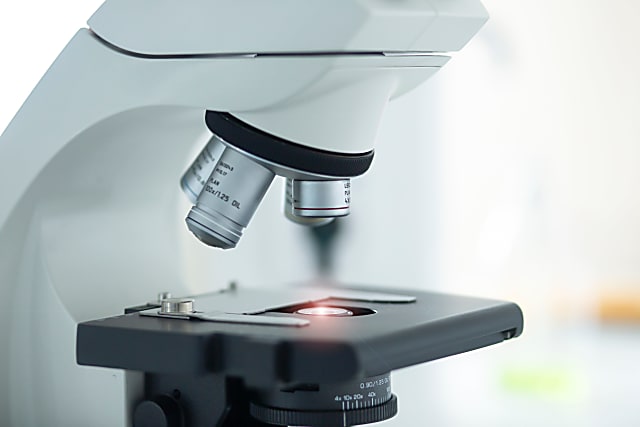 Steuerung von Sensoren und Aktoren in medizinischen Mikroskopen