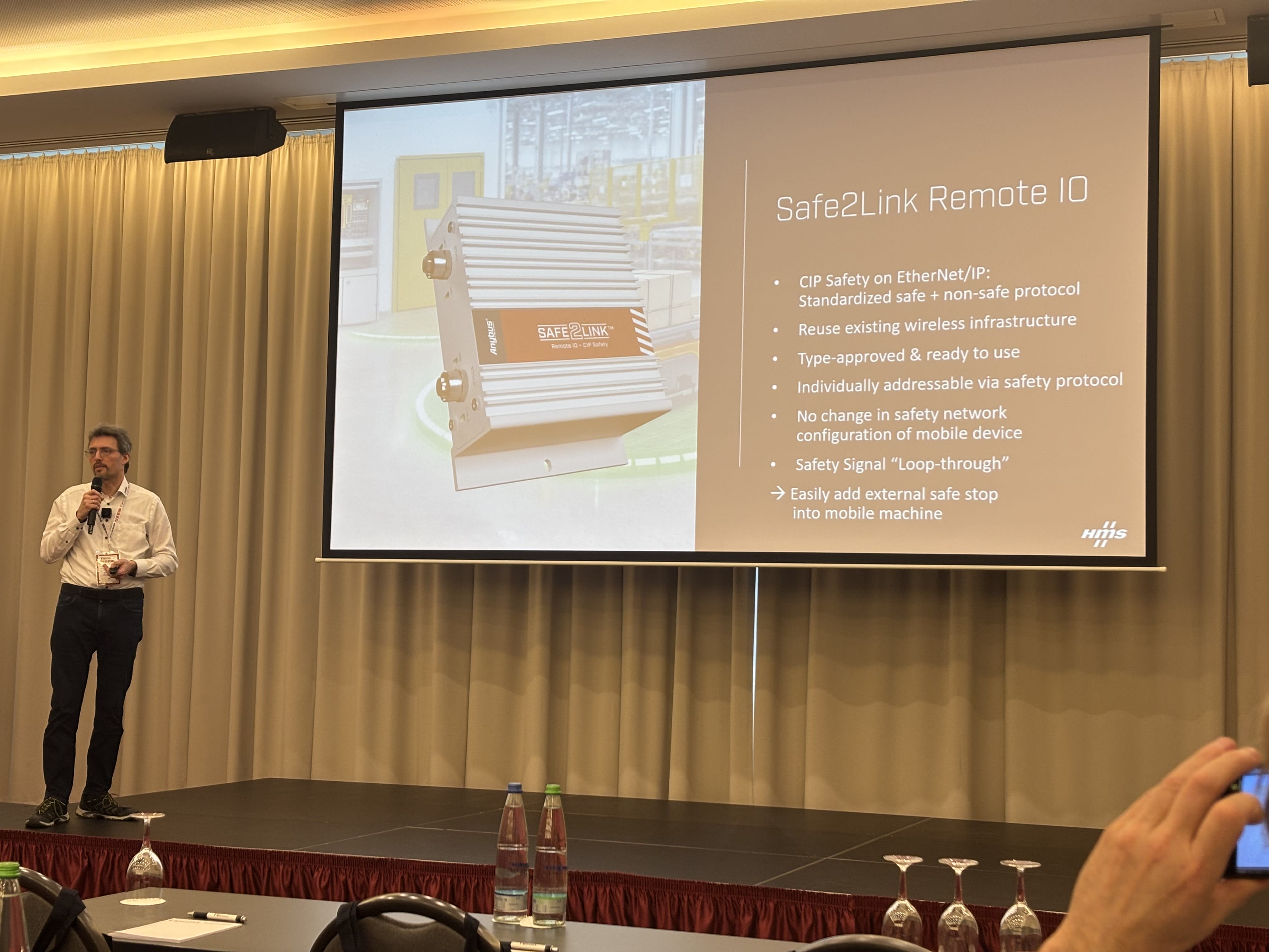 Safety-Integration-for-AGVs-and-AMRs-over-wireless-networks